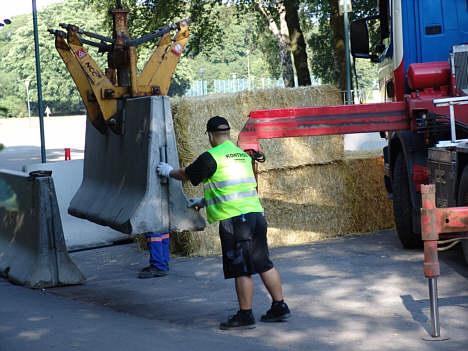 De 3,5 meter lange og 3,5 ton tunge betonklodser sætte på plads.
(Foto: Motorsporten.dk)